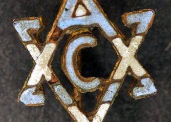 Egy régi VAC jelvény került elő…