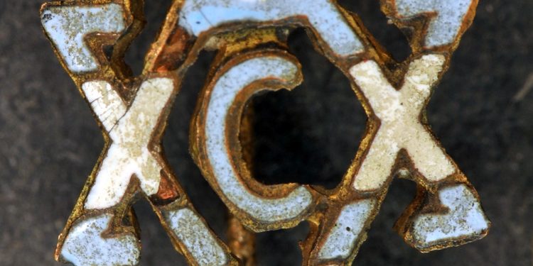 Egy régi VAC jelvény került elő…