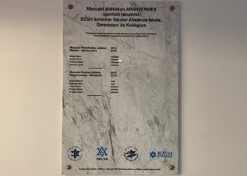 Maccabi aranyérmes sportolókról táblakihelyezés a Scheiber iskolában