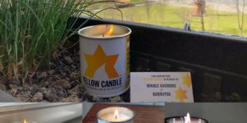 Sárga gyertyák lobognak a mártírok emlékére